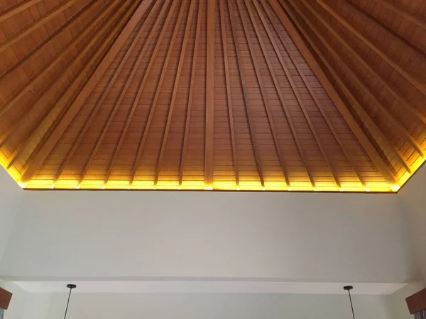 Éclairage Dramatique Exposer Plafond Avec Lumière Bande Menée — Photo