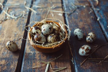 Tahta masadaki bıldırcın yumurtaları.