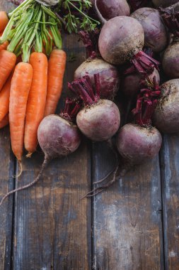 Ahşap arka plan üzerinde Beetroots ve havuç