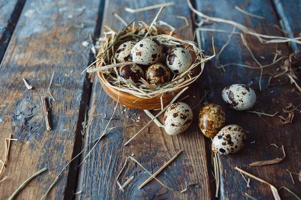 Huevos de codorniz sobre mesa de madera —  Fotos de Stock