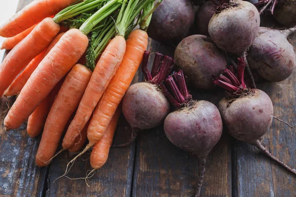 Rote Beete und Möhren auf Holzgrund — Stockfoto