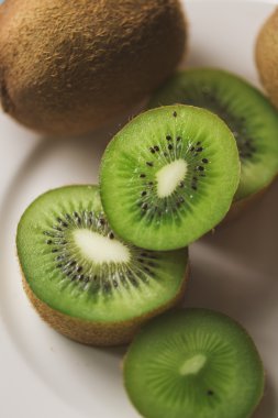 Kivi tabağa dilimlenmiş