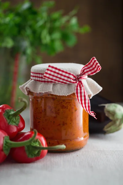 Hausgemachter Ajvar auf dem Tisch — Stockfoto