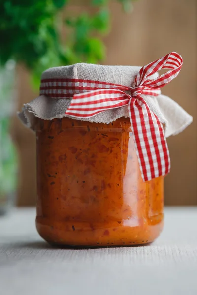 Ajvar fatto in casa sul tavolo — Foto Stock