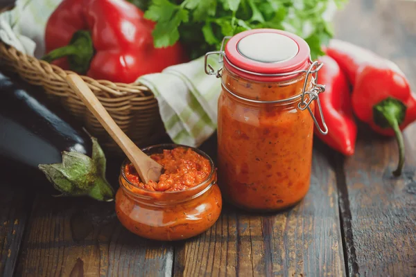 Ajvar hecho en casa en la mesa —  Fotos de Stock