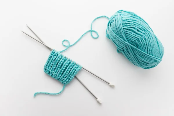 Ball of Yarn and Knitting Needles — Stock Photo, Image