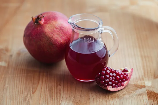 Pomegranates and pomegranate juice — Stock Photo, Image