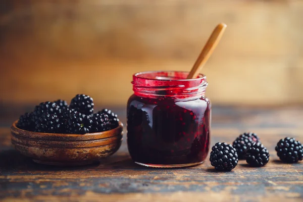 Frische hausgemachte Brombeermarmelade — Stockfoto