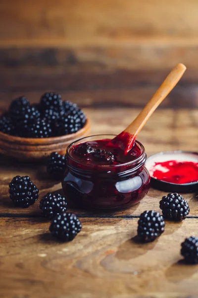 Färsk hemlagad blackberry jam — Stockfoto