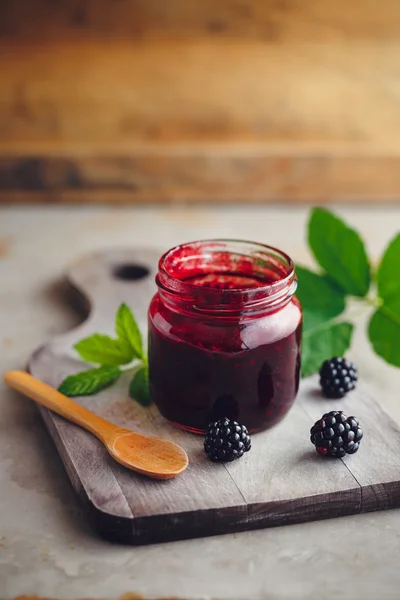 Färsk hemlagad blackberry jam — Stockfoto