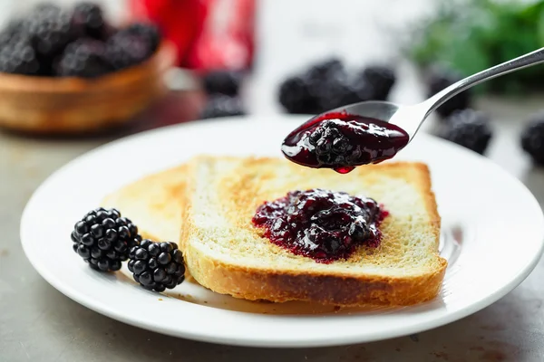 Toast med blackberry jam — Stockfoto