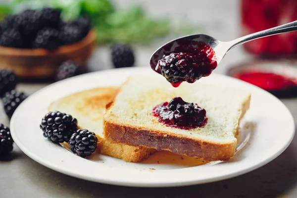 Roti panggang dengan selai blackberry — Stok Foto