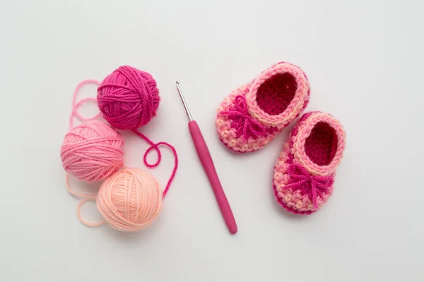 かぎ針編みの赤ちゃんのブーティ — ストック写真