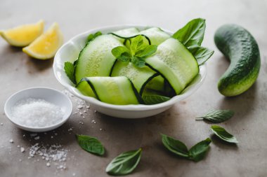 Kase taze salatalık ve naneli salata 