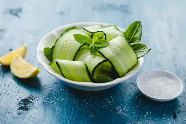 Schüssel mit frischen Gurken und Minzsalat — Stockfoto