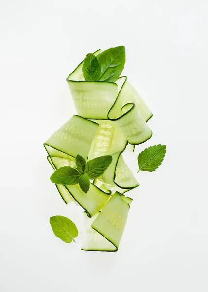 Cucumber noodles with mint leaves — Stock Photo, Image