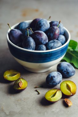 Kabın içinde olgun Erik