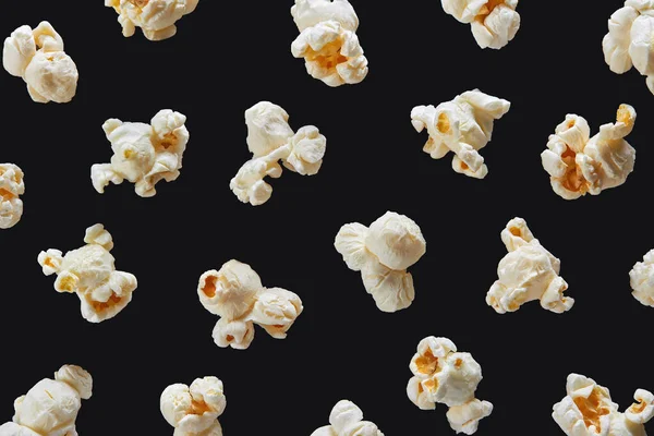 Nahaufnahme Von Popcorn Vor Schwarzem Hintergrund — Stockfoto