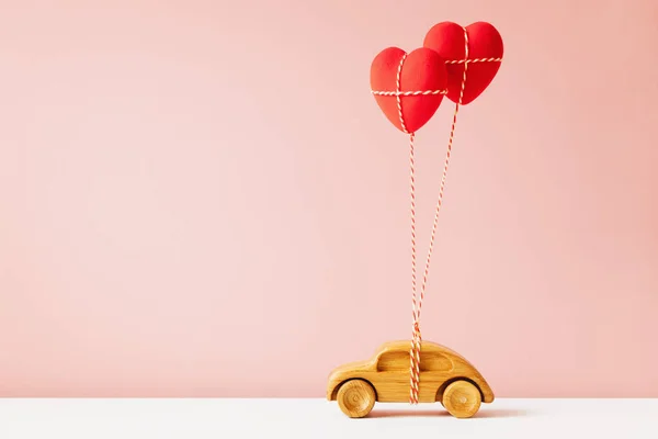 Tahta Oyuncak Araba Kalp Şeklinde Balonlar Taşıyor — Stok fotoğraf