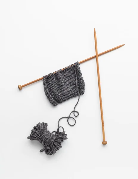Bucată de tricotat gri — Fotografie, imagine de stoc
