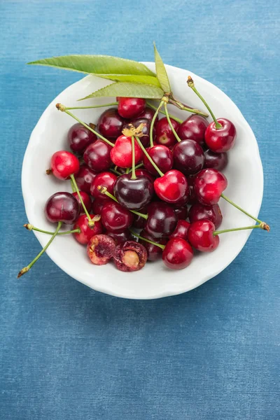 Cerezas en un tazón — Foto de Stock