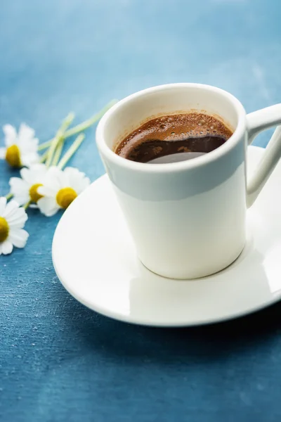 Csésze friss kávéval, daisies — Stock Fotó