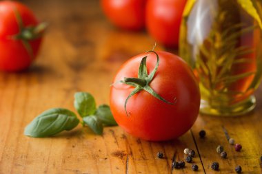 domates, fesleğen, zeytinyağı