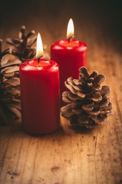 çam kozalakları ile Noel mumlar