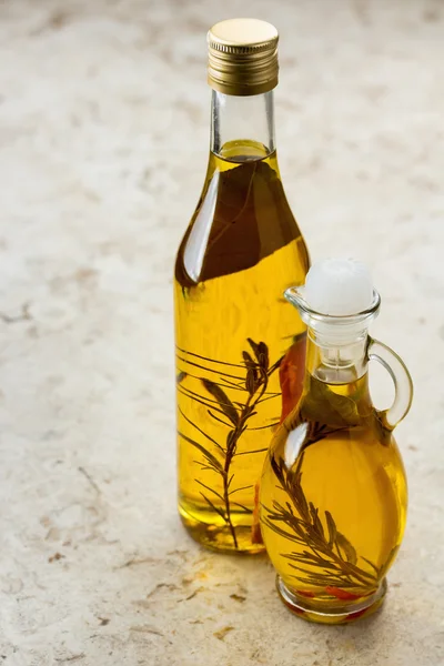 Kräutergetränktes Olivenöl — Stockfoto