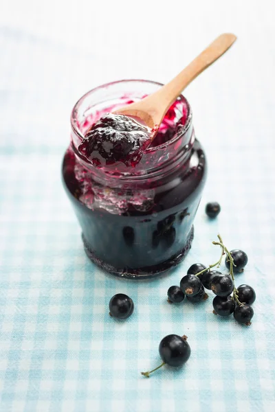 Marmelade aus schwarzen Johannisbeeren — Stockfoto