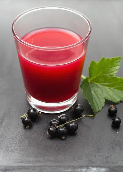 Vaso de jugo de grosella negra —  Fotos de Stock