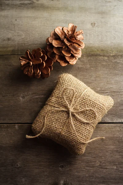 Geschenk mit Tannenzapfen — Stockfoto