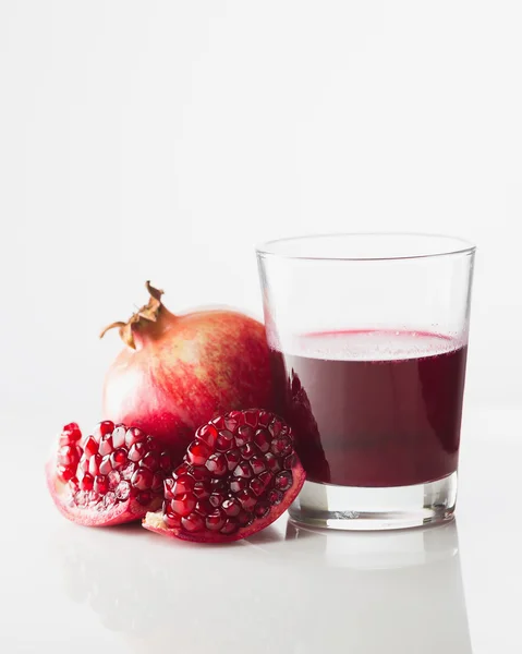 Pomegranate and pomegranate juice — Stock Photo, Image