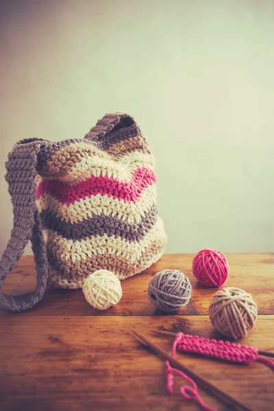 Saco artesanal com bolas de lã — Fotografia de Stock