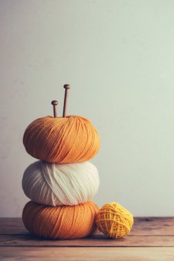 topları, yün ve örgü iğneleri
