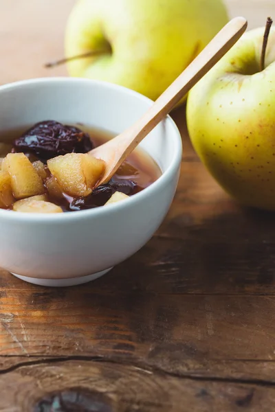 Manzanas maduras y compota de ciruelas pasas — Foto de Stock