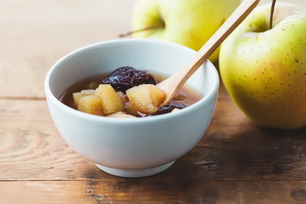 Manzanas maduras y compota de ciruelas pasas — Foto de Stock