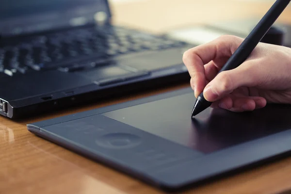 A mão está desenhando no tablet digital — Fotografia de Stock