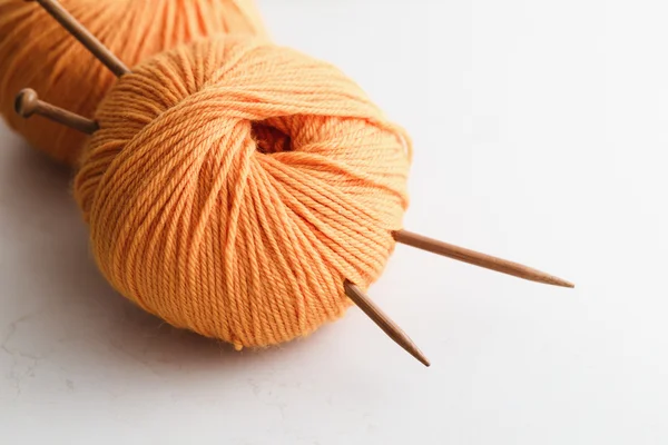 Lã e agulhas de tricô — Fotografia de Stock