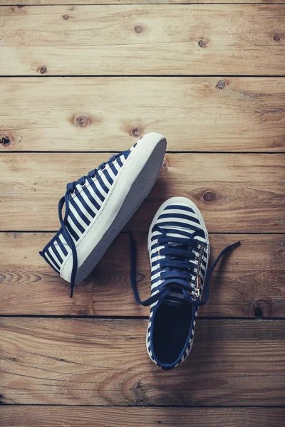 Streifen Sneakers Holz Hintergrund — Stockfoto