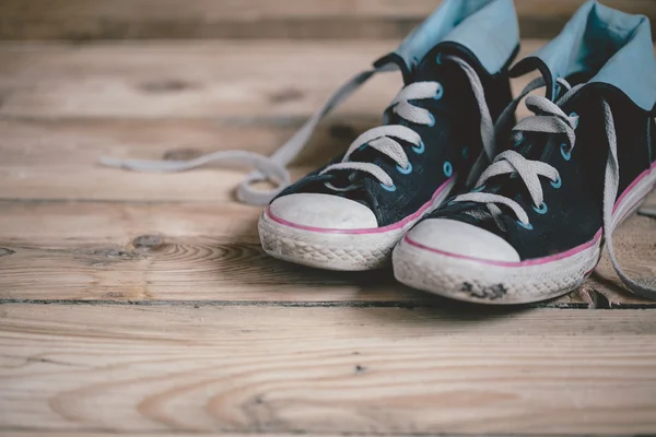 Paar alte Turnschuhe — Stockfoto