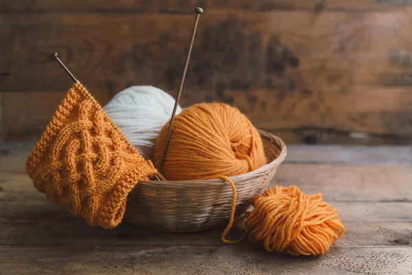 Balls of yarn in basket — Stock Photo, Image