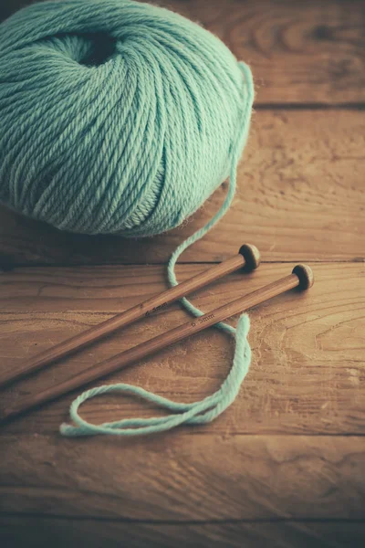 Ball of wool on wooden background — Stock Photo, Image