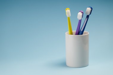Seramik bir tutucu diş fırçaları