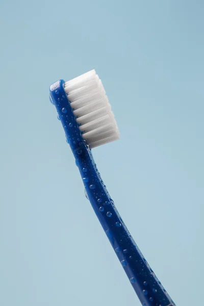 Escova de dentes azul com gotas de água — Fotografia de Stock