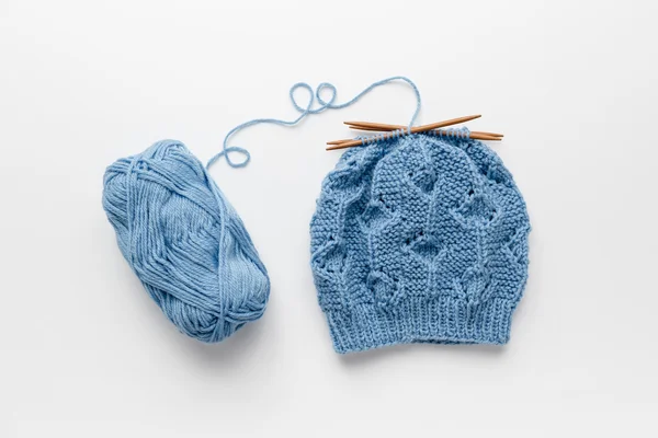 Chapeau tricoté avec aiguilles à tricoter — Photo