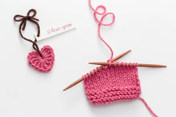 Love Yarn tag e tricô projeto — Fotografia de Stock