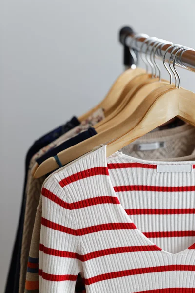 Ropa en bastidores en la tienda —  Fotos de Stock