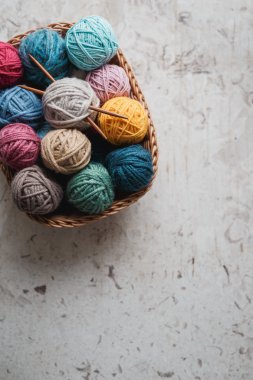 iğne ve iplik topları sepeti