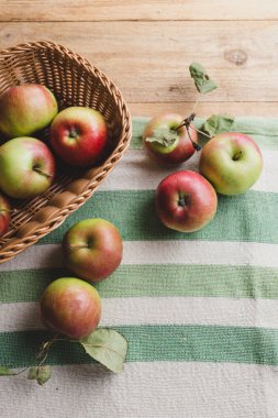 Taze organik elma sepeti